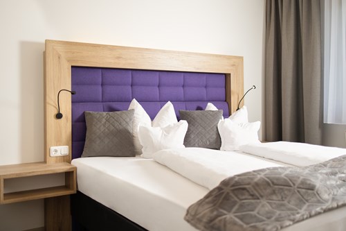 Doppelzimmer_Deluxe_Bett_Lila