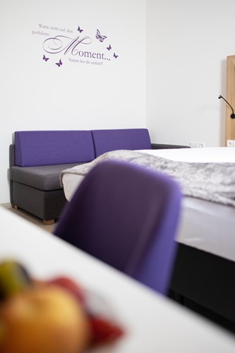 Doppelzimmer_Deluxe_lila_Sessel